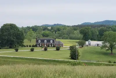 Image de Charming 4-bedroom farmhouse in tranquil Lowesville with Ac, WiFi