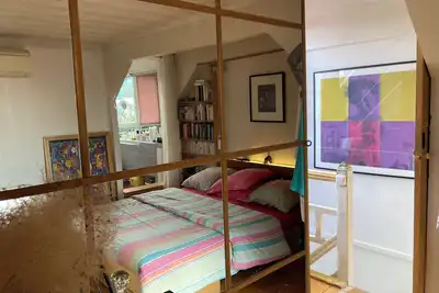 Image de Chambre, Salle de bains et terrasse dans loft-atelier d'artiste.