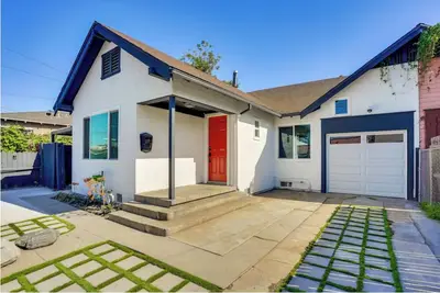 Image de 2 Mi to Dtwn Long Beach: Sleek Retreat w/ Patio!