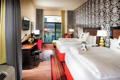 Image de Diva Two Queen Junior Suite at Staypineapple, The Maxwell Hotel, Seattle Center