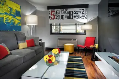 Image de Elegant 5th Avenue Suite with Contemporary Interiors and Central Location