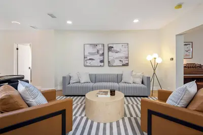Image de La 9 Bedroom Modern Home
