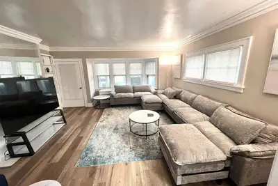 Image de Beautiful 5-bedroom house, sleeps 10, 75\" Smart Tv, Next to everything!