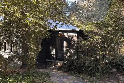 Image de Charming 1-bedroom Summerville cottage in town