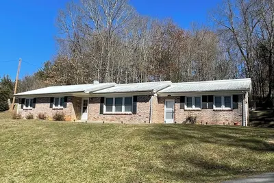 Image de Southern Charm Retreat! WiFi, Grill, Downtown Burnsville! Walk to everything!
