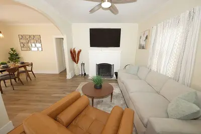 Image de 3-bedroom bungalow in lovely downtown Sacramento with WiFi, Ac. Fenced backyard