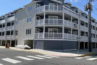Image de Located Across the Street from the Beach and in the Heart of Downtown Sea Isle City