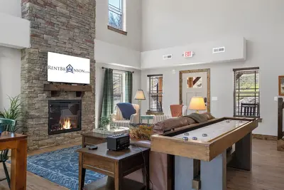 Image de Labor Day Open-Premium Cottage near Lake-Private Hot Tub-Cmty Indoor Pool-Free Attraction Tickets