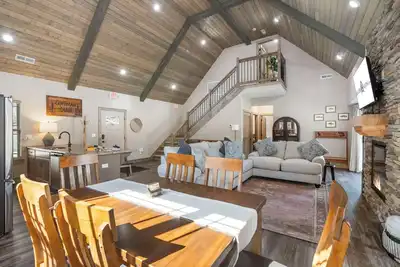 Image de Expansive Deck w Pvt Hot Tub & Water View-Free Attraction Tickets-Cmty Indoor Pool