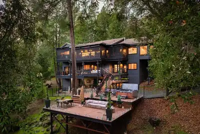 Image de The Rollins Cove Retreat - Luxury Lakefront for unforgettable getaways.