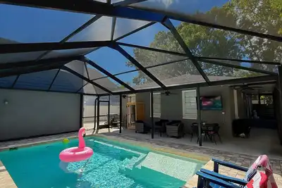 Image de Private Screened in Pool with Main/Guest House and Sauna