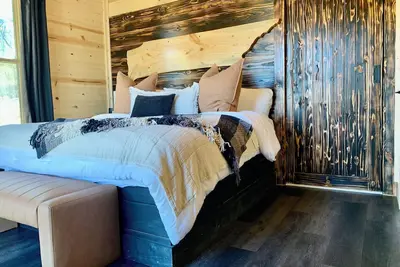 Image de Soaky River Lodge - 3br, Sauna, Riverfront, & Hot tub