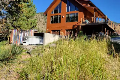 Image de Serene Creekside Cabin near skiing / rafting with hot tub and views to die for!