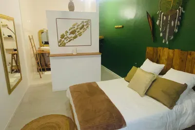 Image de Chambre d'hôte privée avec salle de bain privée et son patio entréeindépendante