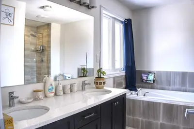 Image de Spacious and Cozy Room with Private Bathroom in a house with WiFi, Ac in Ottawa.