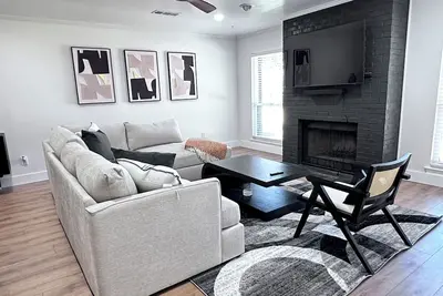 Image de 3-bedroom townhome in amazing location with WiFi, Ac