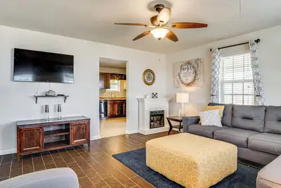 Image de Walk to Town: Home w/ Yard in Brenham!