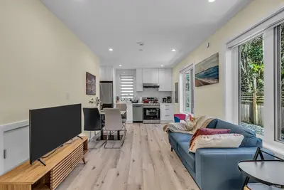 Image de Brand-New Cozy & Spacious 2 Bed/1 Full Bathroom Laneway House