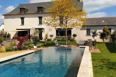 Image de Maison de caractère avec piscine chauffée en plein centre bourg proche de Rennes