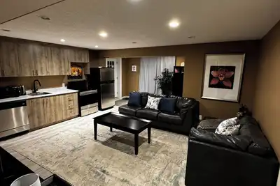 Image de Cosy Apartment 10 mins from Calgary, available as an event space aswell!