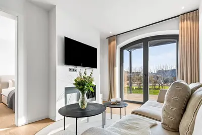 Image de Manhattan Suit – New Luxury Spread Across 2 Floors with Finnish & Infrared Sauna