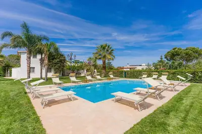 Image de Appartement dans une maison de vacances avec Wifi, climatisation, piscine, Tv, près de Ostuni
