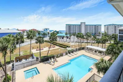 Image de Fully renovated kid-friendly beach condo w/direct beach access + Gulf views