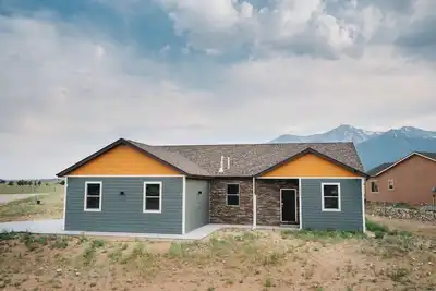Image de Mountain Views, Modern Comfort – Your Perfect Colorado Getaway!