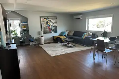 Image de Modern newly built 1-bedroom condo, w/art, WiIFI Ac in pleasant residential area