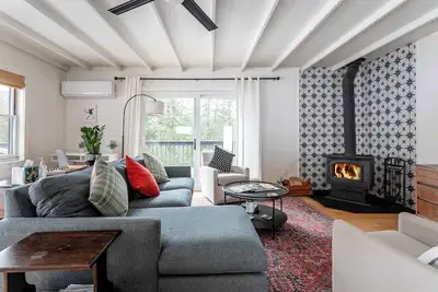 Image de Zenwood Manor: Modern Cottage w/ Woodstove+Firepit