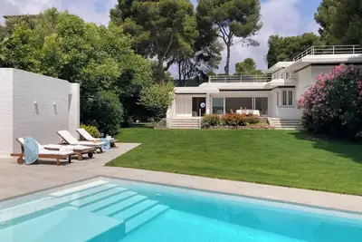 Image de Villa with swimming pool in front of the sea