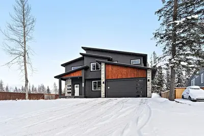 Image de Strutz · Luxury Home minutes from Skiing with Hot Tub!