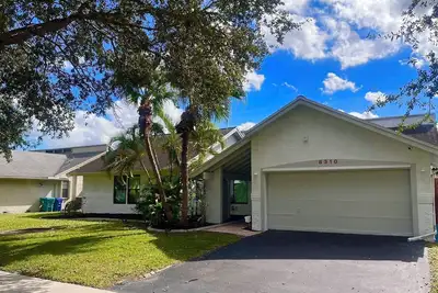 Image de Modern 3-bedroom pool home with WiFi and Ac 2 full bathroom in Lauderhill.