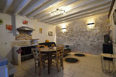 Image de Character 300 year old cottage 100 metres from the Loire, sleeps up to 5