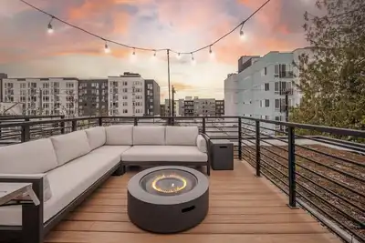 Image de Modern Townhome w/ Rooftop Deck, Walk to Greenlake