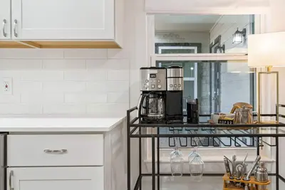 Image de Near Ut, Dining, Bars│Dog-Friendly in Brentwood w/ Parking│Just Remodeled!