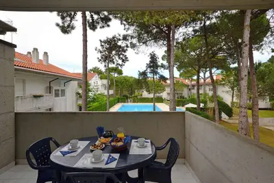 Image de Appartement de vacances avec climatisation, balcon et piscine