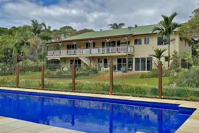 Image de Spacious residence with sparkling inground pool. Only 100 metres to the beach