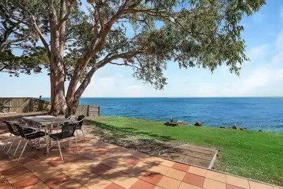 Image de Absolute waterfront property on rock wall