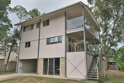 Image de Modern 3 level home, Central Location with water glimpses