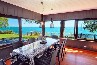Image de An Awe-Inspiring Waterfront Retreat