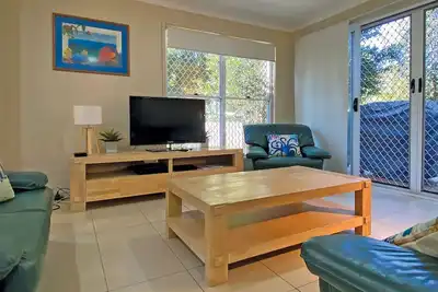 Image de Contemporary 2 level townhouse, Central Location, Short walk to all amenities