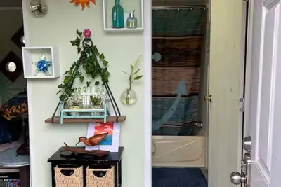 Cozy 1-bedroom apartment in tranquil Buxton, across from sound, with WiFi, Ac