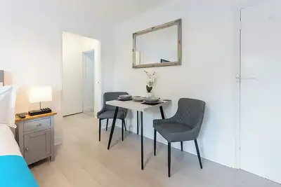 Image de Located close to the city centre with free parking available.