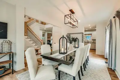 Image de Find The Hidden Summer Drastic Discounts! 6 bedroom, hot tub backyard, game room