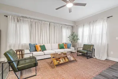Image de Stylish 3-Story Home  Sleeps 14  Near Monon Trl WiFi, Ac + Private Hot Tub