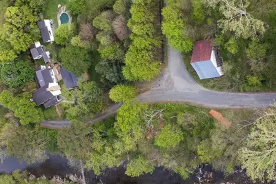 Image de The River House at the Swinging Bridge