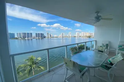 Image de Gorgeous apartment minutes away from the beach