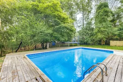 Image de Massive 3 bedroom with gorgeous pool!