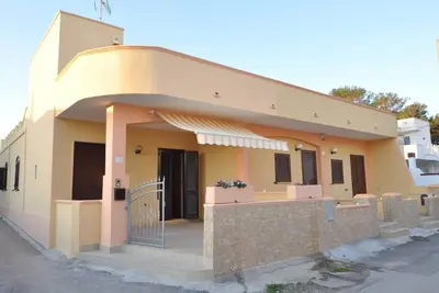 Image de Villa pour 6 personnes, 2 chambres, à quelques mètres de la mer.
